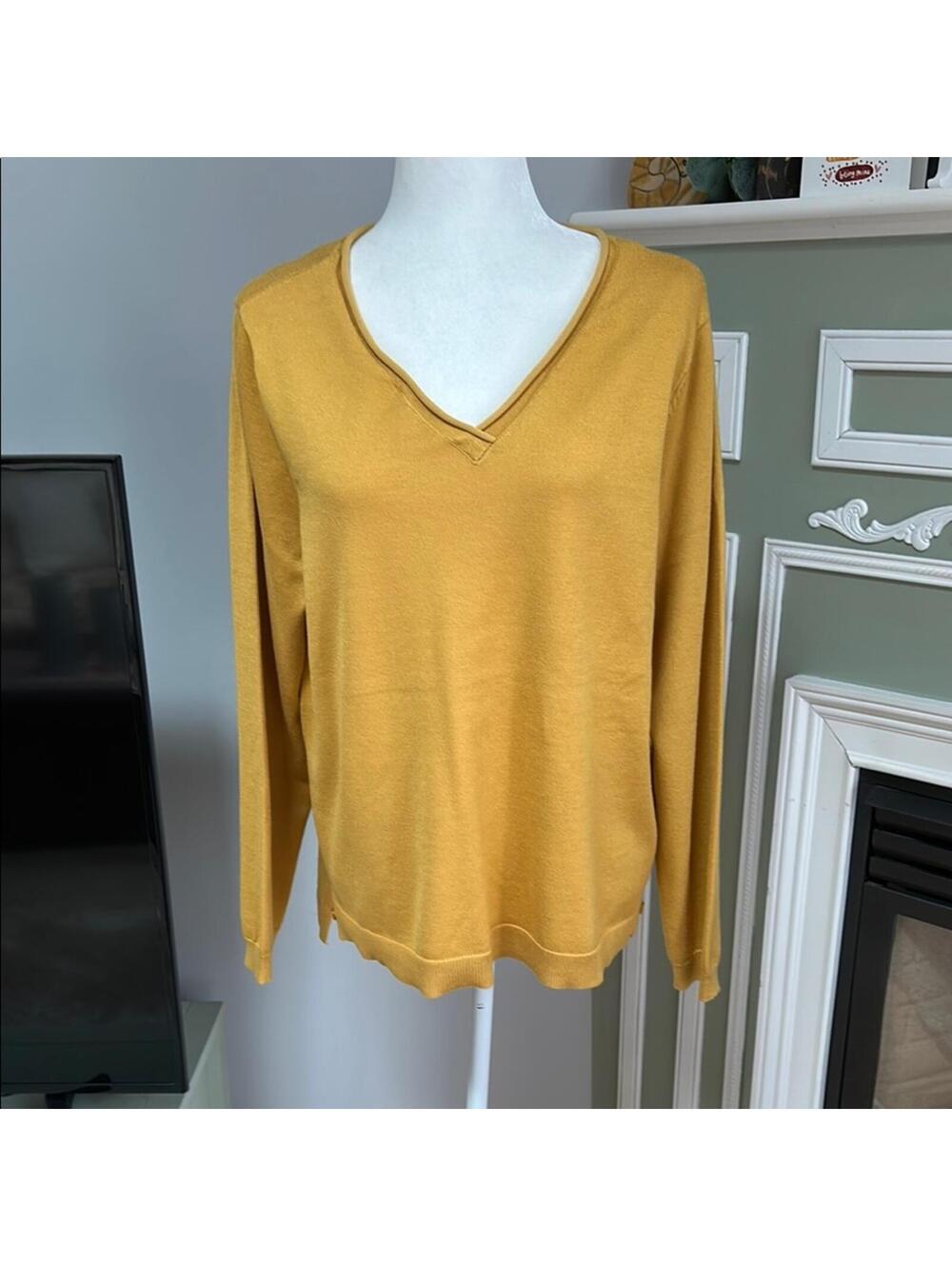 Tint & Shadow Women’s Sweater